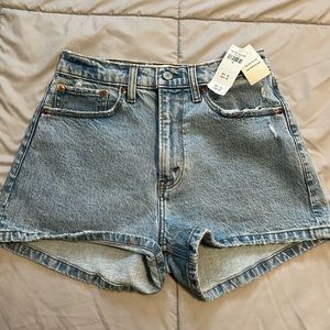 NWT Abercrombie mom short high rise size 26/2